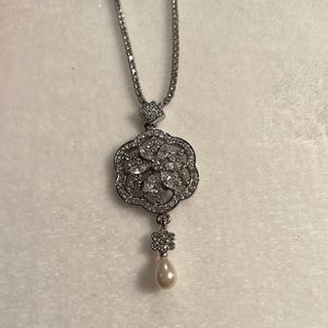 Pearl and Diamond pendant Necklace-Fashion jewelry (costume Jewelry)